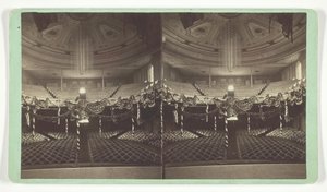 Uden titel [auditorium dekoreret med amerikanske flag], slutningen af det 19. århundrede. af Wright and Hartwell