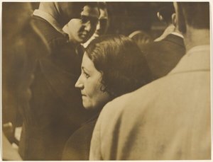 [Kvinde i en menneskemængde]. af Yasuo Kuniyoshi
