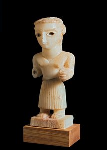 Statuette af en mand, indskrevet af Madrarum-klanen, fra Nugub, nær Beihan, Syd Yemen, 1.-2. århundrede e.Kr. (alabaster)