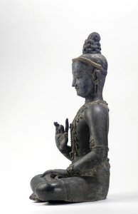Bodhisattva i nepalesisk-kinesisk stil (lak, klud, spor af blå, guld og grøn maling og bladguld) af Yuan Dynasty Chinese School