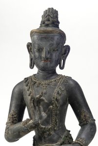 Bodhisattva i nepalesisk-kinesisk stil (lak, klud, spor af blå, guld og grøn maling og bladguld) af Yuan Dynasty Chinese School
