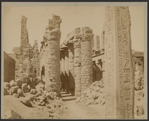 Karnak, Tuthmes 1. obelisk og hallens søjlegang [illeg]. af Zangaki
