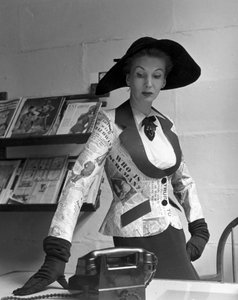 Mannequin iført jakke med avistryk