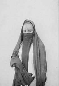 A Veiled Woman, Cairo, ca. 1910 (s/h-foto) af . .
