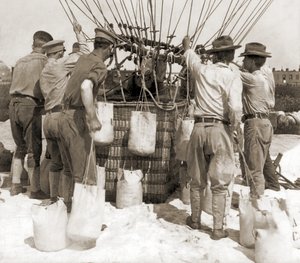 Fastgøring af sandsække til kurven af en ballon, Fort Myer, USA af Hippolyte Lalaise Devéria