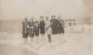 Badefest, Houlgate, september 1911 (s/h-billede) af Hippolyte Lalaise Devéria
