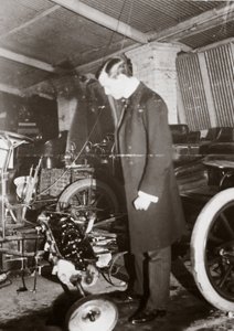 C S Rolls kigger på motoren til en bil i sin garage, ca. 1900 af Ferdinand Georg Waldmuller