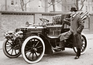 C S ruller stående ved siden af en 20 hk Panhard motorvogn af Ferdinand Georg Waldmuller