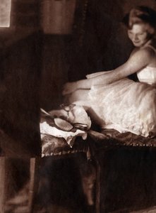 Klassisk danser klædt på i sin hytte. 1929 (tryk) af . .