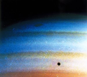 Skymønstre på Saturn, fotograferet af Voyager 1 af Frederick (attr. to) Barnard