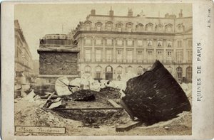 Kommune i Paris (1871): ruiner på Place Vendome i Paris. Fotografi 1871. Dim.16,5x10,8 cm af Frederick (attr. to) Barnard