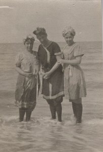 Detalje, badefest, Houlgate, september 1911 (s/h foto) af Hippolyte Lalaise Devéria