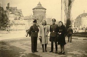 Anden Verdenskrig (1939-1945): to tyske soldater poserer med deres partner eller kone i byen Tours i Frankrig