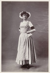 Edwardiansk portræt, kvinde i kjole fra det 18. århundrede af John Pardon