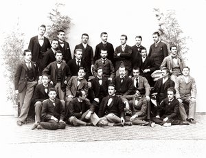 Gruppeportræt af elever på tredje år på gymnasiet af Henry Charles Fehr