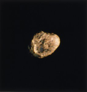 Hyperion, en af Saturns måner, fotograferet af Voyager 2 af Ferdinand Georg Waldmuller