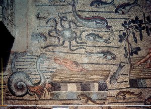 Jonas bliver spyttet ud af hvalen, detalje fra et dekorativt fortov, der viser kristne billeder og hedenske symboler, ca. 313 e.Kr. (mosaik)