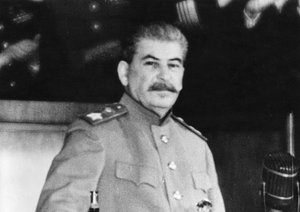 Joseph Stalin under en tale, hvor han stempler Japan som en agressornation, tidligt i 1945. af Frederick (attr. to) Barnard