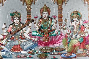 Lakshmi, kona til Vishnu, er gudinde for velstand, held og skønhed. Ganesh.