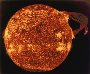 Stort soludbrud set i ekstremt ultraviolet lys af Henry Charles Fehr