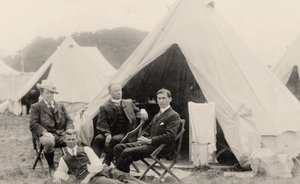 Mænd slapper af uden for deres telt ca. 1908 (foto) af . .