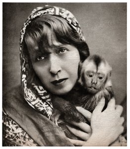 Mistinguett med en lille abe af . .