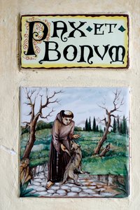 Pax et Bonum : Latinsk motto og hilsen spredt blandt franciskanere og i katoliciteten. Monterosso al Mare. Italien.