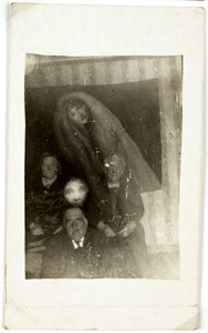 Paranormalt fænomen: portræt af tre gamle mennesker, ånden fra en kvinde, der dukker op bag dem, omkring 1920 Fotografi af William Hope (1863-1933) af Frederick (attr. to) Barnard
