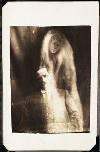 Paranormalt fænomen: portræt af en mand og hans kones ånd, der dukker op bag ham, omkring 1920 Fotografi af William Hope (1863-1933) af Frederick (attr. to) Barnard