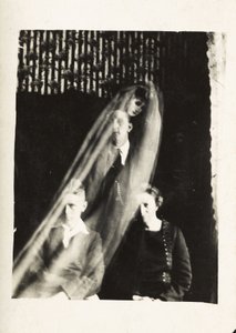 Paranormalt fænomen: portræt af en kvinde og to mænd og ånden af ​​en kvinde, der dukker op bag dem, omkring 1920 Fotografi af William Hope (1863-1933) af Frederick (attr. to) Barnard