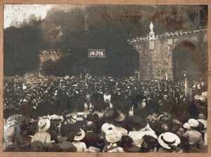 Pilermage de Lourdes. 1910 (s/hvid foto) af . .