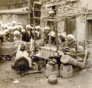 Spinding og vævning af uldne sjaler, Srinagar, Kashmir, Indien ca. 1901 (foto) af Frederick (attr. to) Barnard