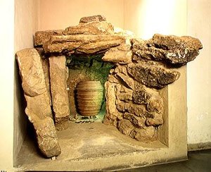 Rekonstruktion af en etruskisk grav med en urne af after Etruscan
