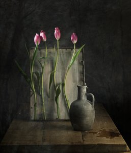Stilleben med rustikke tulipaner af chenyi wang