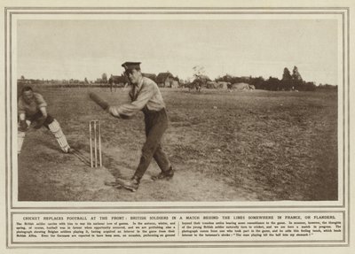Cricket erstatter fodbold ved fronten, britiske soldater i en kamp bag linjerne et sted i Frankrig eller Flandern (s/h-billede) af (after) English photographer