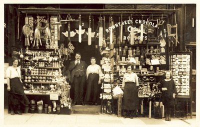 Landhandel, muligvis ved badebyen (s/h-billede) af (after) English photographer