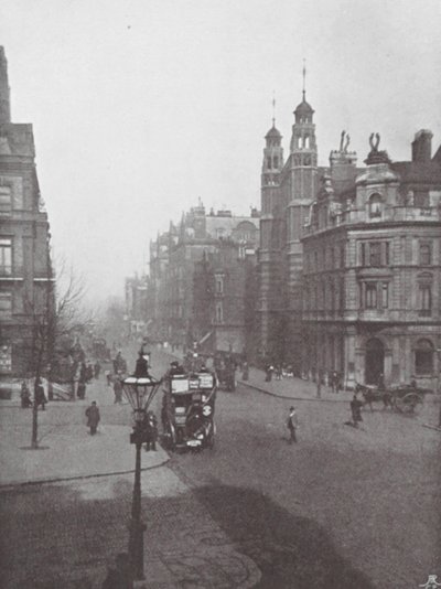 Sloane Square og Street og Holy Trinity Church (s/h-foto) af (after) English photographer