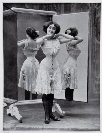 Model præsenterer Thylda-korsettet, foto Félix - i "" Les Modes", dec. 1907. af (after) Felix Studio