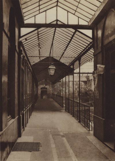 Den gamle passage af Operaen i rue Le Peletier (s/h foto) af (after) French Photographer