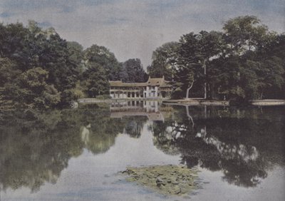 Petit Trianon, udsigt over Hamlet og søen (farvet foto) af (after) French Photographer