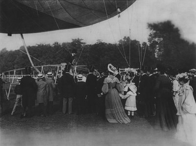 Santos Dumont og hans luftskib (s/h foto) af (after) French Photographer