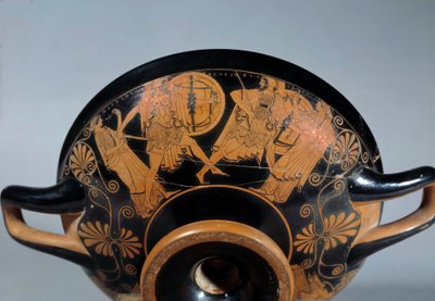 Græsk oldtid: Loftsbæger med røde figurer, der repræsenterer en scene fra den trojanske krig: Duellen mellem Menelaos og Paris. Artemis deltager i duellen. Maleri tilskrevet Douris. Omkring 490-480 f.Kr af (attr.to) Douris