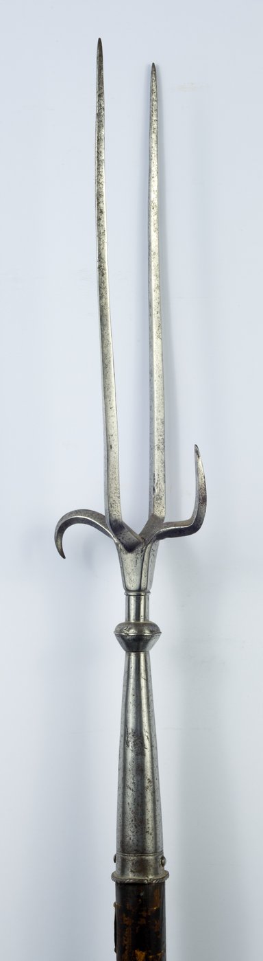Militærgaffel, ca. 1600 (jern med restaureret træ) af (attr.to) Italian School