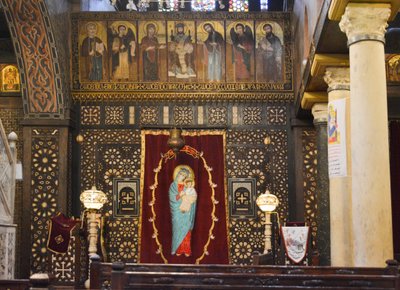 Interiør: Den hængende kirke i Det Gamle Kairo, en historisk koptisk-ortodoks kirke med ikoner og en ikonostase af træ af Albert Mansour