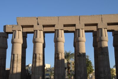 Luxor-templet, oldegyptisk arkitektur i Luxor af Albert Mansour