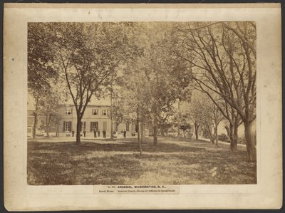 Nr. 242. Arsenal, Washington, D.C., nordsiden. Indvendig gård. Gruppe af officerer i forgrunden. af A.J. Russell