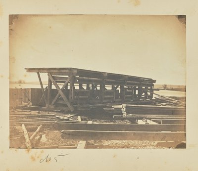 Repræsenterer den platform, som bunden af arkerne er konstrueret på af A.J. Russell