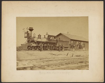 Wyoming Station Engine 23 på hovedsporet [Wyoming]. af A.J. Russell