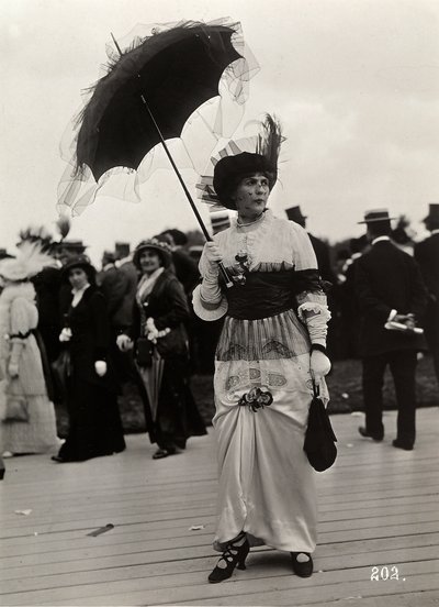 Mode ved løbene: en kvindelig tilskuer på Journée des drags, Auteuil, Frankrig (gelatine-sølvtryk) af A. Calavas
