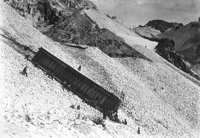 Transport af en enorm konvoj indeholdende marmor langs klipperne nær et stenbrud i Apuan Alperne, Toscana (s/h foto) af A. Corsini